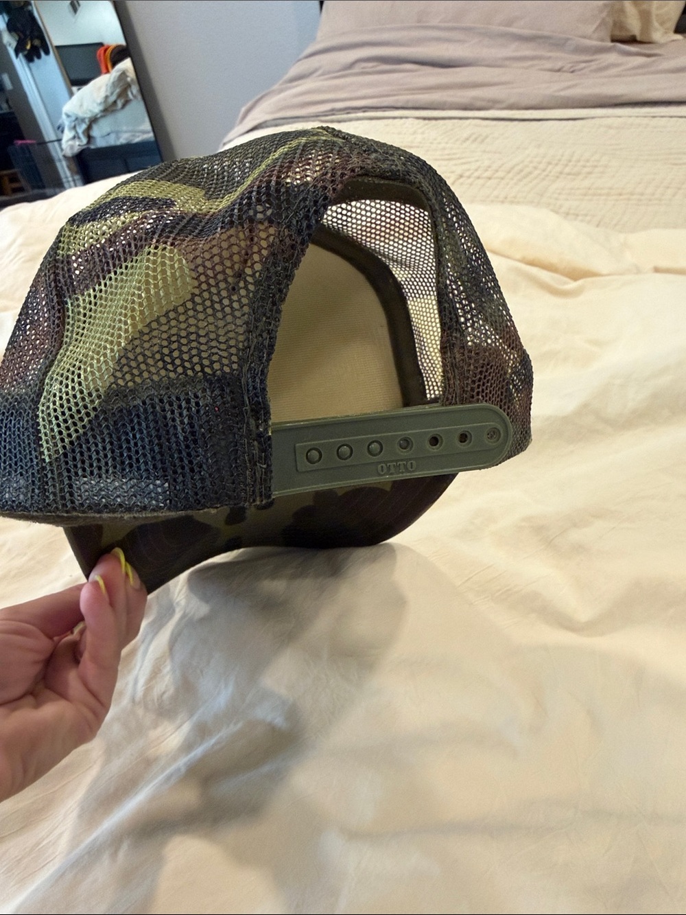 Mommday Camouflage 'Mothers Do It Best' Trucker Hat - Picture 2 of 3